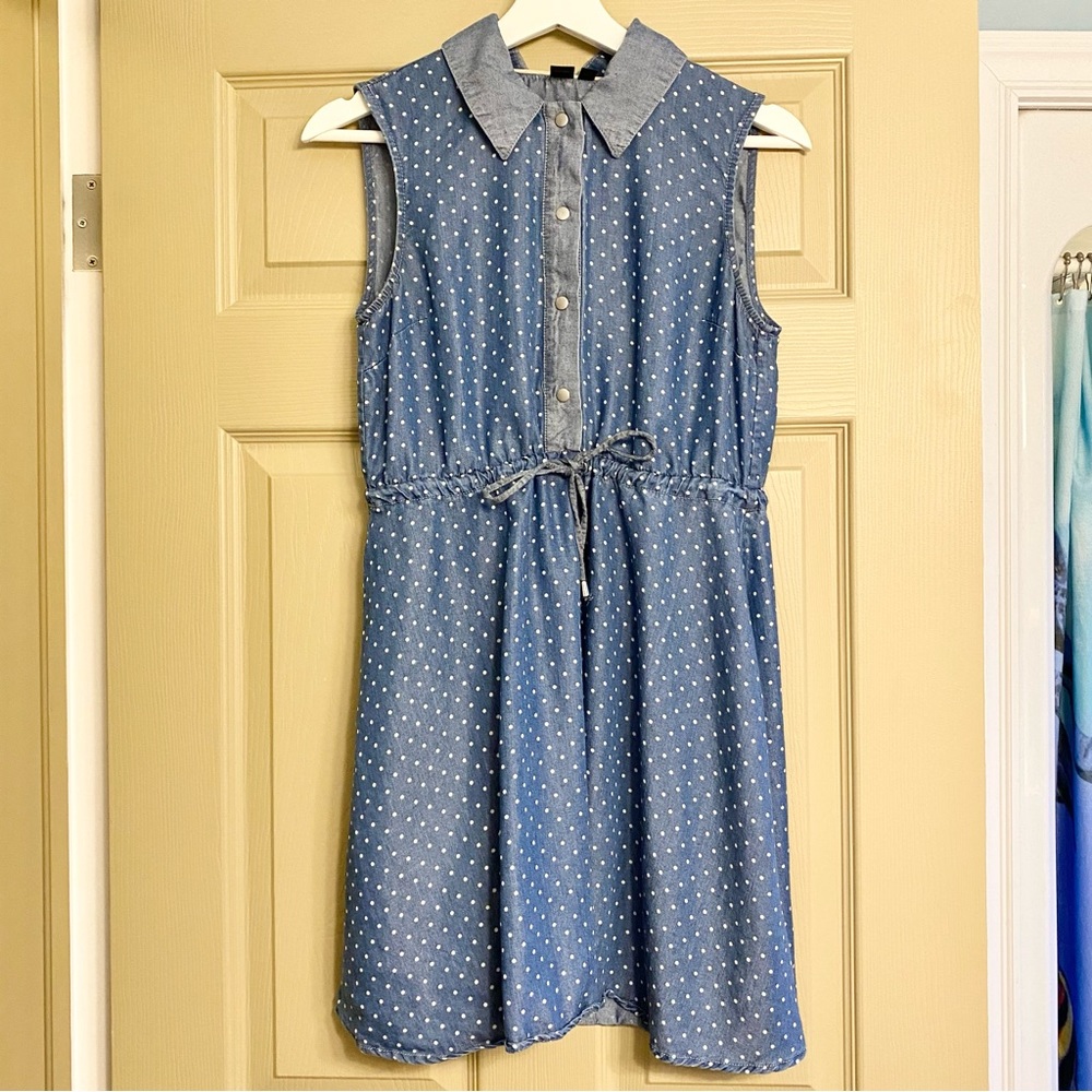 Simon’s cinch-waist, button collared sleeveless dress in blue with dots, tencel
